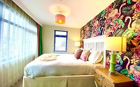 Stunning 3 Bedroom Penthouse Apartment - Free Parking & Wifi - 1 Minute Walk To Poole Quay - Great Location - Free Parking - Fast Wifi - Smart Tv - Newly Decorated - Sleeps Up To 6! Close To Poole & Bournemouth & Sandbanks